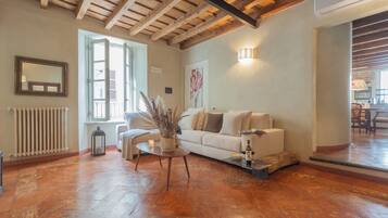 Appartement (2 Bedrooms) | Woonruimte | Een 32-inch flatscreentelevisie met kabelzenders