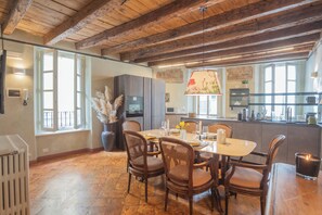 Apartment (2 Bedrooms) | Dining room
