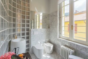 Apartment (2 Bedrooms) | Bathroom | Shower, bidet, towels, toilet paper - Night at the Museum Apartment by Rent all Como (Como)
