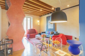 아파트 (2 Bedrooms) | 거실 공간 | 디지털 채널 시청이 가능한 32인치 스마트 TV