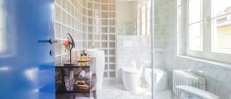 Apartment (2 Bedrooms) | Bathroom | Shower, bidet, towels, toilet paper