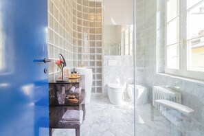 公寓 (2 Bedrooms) | 浴室 | 淋浴設備、坐浴桶、毛巾、衛生紙