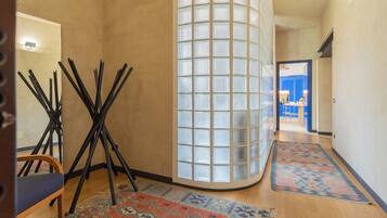 Apartment (2 Bedrooms) | Wohnbereich | 32-Zoll-Smart-TV mit Digitalempfang