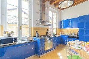 Apartamento (2 Bedrooms) | Cocina privada | Frigorífico, microondas, horno y máquina de café espresso