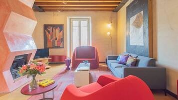 Apartment (2 Bedrooms) | Wohnbereich | 32-Zoll-Smart-TV mit Digitalempfang