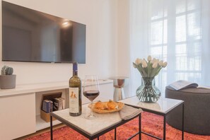 شقة (2 Bedrooms) | منطقة المعيشة | تلفزيون بشاشة مسطحة بحجم 32-بوصة يعرض قنوات تلفزيونية باشتراك مدفوع