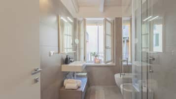 Apartment (2 Bedrooms) | Bathroom | Shower, bidet, towels, toilet paper
