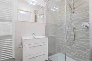 Huoneisto (3 Bedrooms) | Kylpyhuone | Suihku, bidee, pyyhkeet, saippua