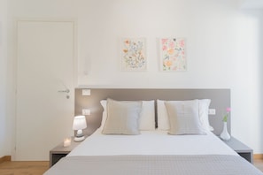 3 habitaciones, tabla de planchar con plancha y ropa de cama 