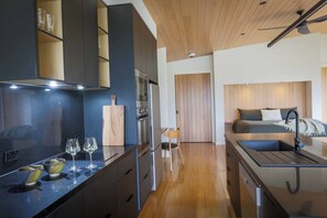 Mikrobølgeovn, ovn, kokeplater og oppvaskmaskin