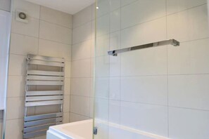 Hair dryer, towels, soap, shampoo - Modern, Spacious 3 Bedroom home Watford Junction (Watford)