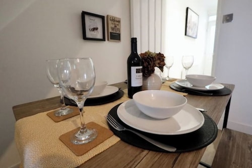 Modern, Spacious 3 Bedroom home Watford Junction