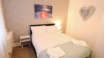 3 bedrooms, desk, iron/ironing board, travel crib