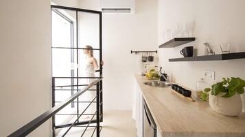 Réfrigérateur, micro-ondes, four, plaque de cuisson