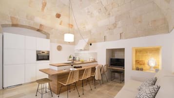 Smart-TV, Kamin, Stereoanlage