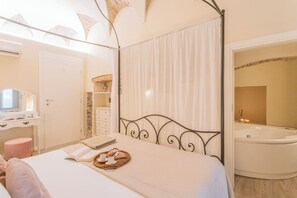 1 soverom, strykejern/-brett, barnesenger og sengetøy