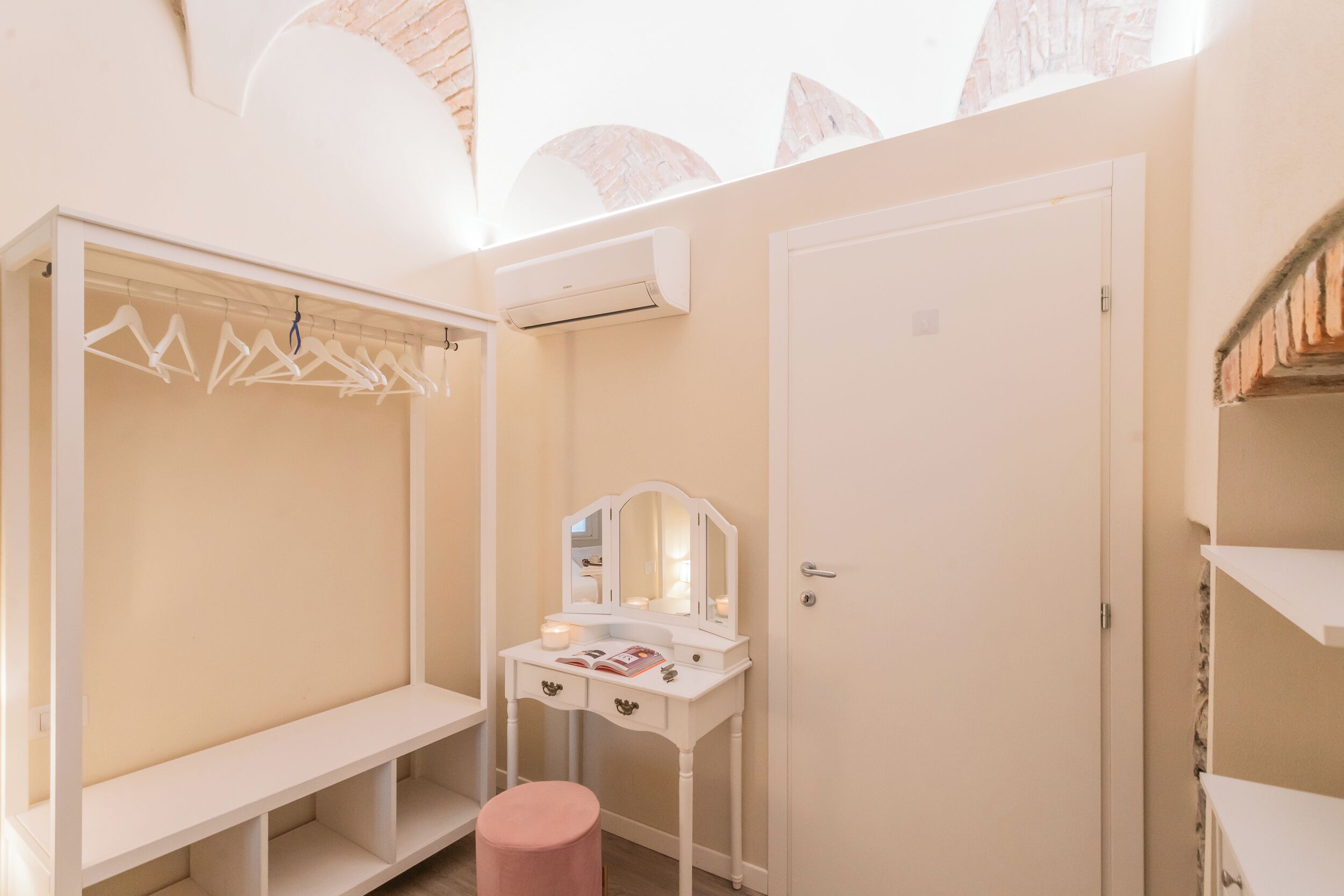 1 habitación, tabla de planchar con plancha, cunas y ropa de cama 