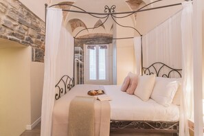 Apartment (1 Bedroom) | 1 bedroom, iron/ironing board, cribs/infant beds, bed sheets - Romantic Escape City Centre With Jacuzzi & Parking by Rent all Como (Como)