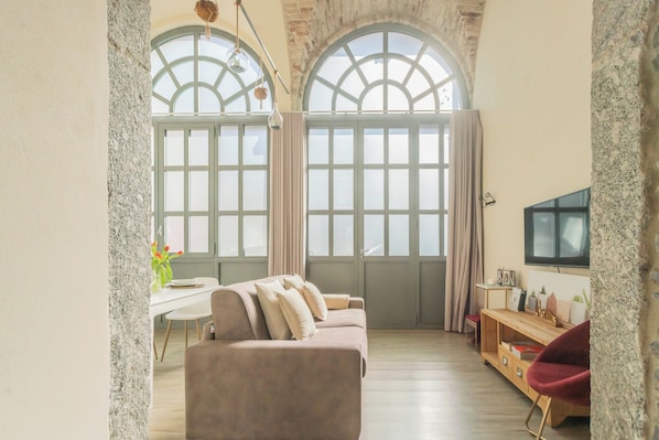 Living area - Romantic Escape City Centre With Jacuzzi & Parking by Rent all Como (Como)