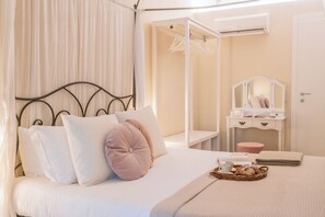 1 bedroom, iron/ironing board, cribs/infant beds, bed sheets - Romantic Escape City Centre With Jacuzzi & Parking by Rent all Como (Como)