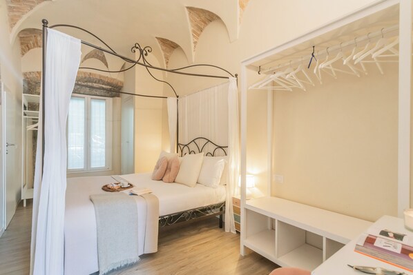 1 bedroom, iron/ironing board, cribs/infant beds, bed sheets