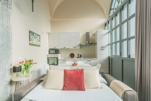 Kjøleskap, ovn, espressomaskin og vannkoker