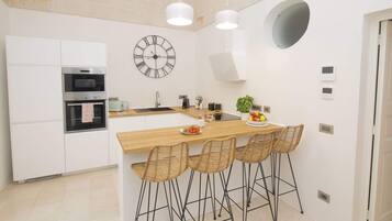 KĂŒhlschrank, Mikrowelle, Ofen, Wasserkocher mit Kaffee-/Teezubehör
