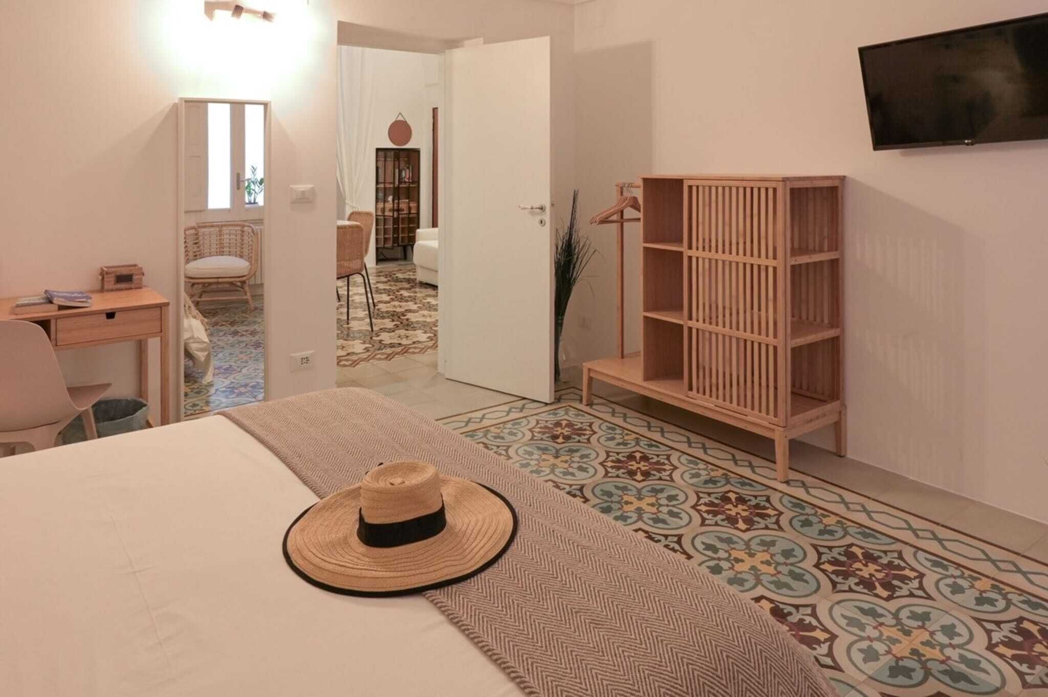 2 habitaciones, tabla de planchar con plancha y cuna de viaje 