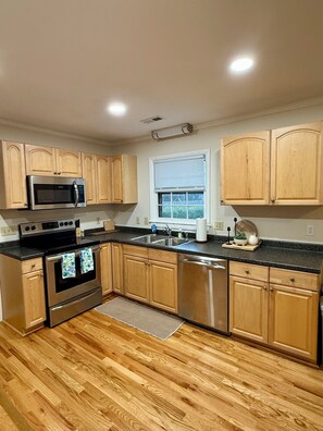 Mikrobølgeovn, ovn, kokeplater og oppvaskmaskin