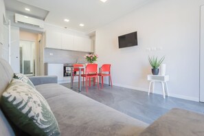 Apartment (Sant'Agostino with Lake View) | Living area | 32-inch Smart TV with cable channels