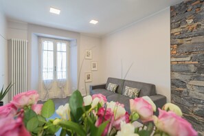 Appartement (Sant'Agostino with Lake View) | Coin séjour | TV connectée de 32 pouces avec chaînes par câble