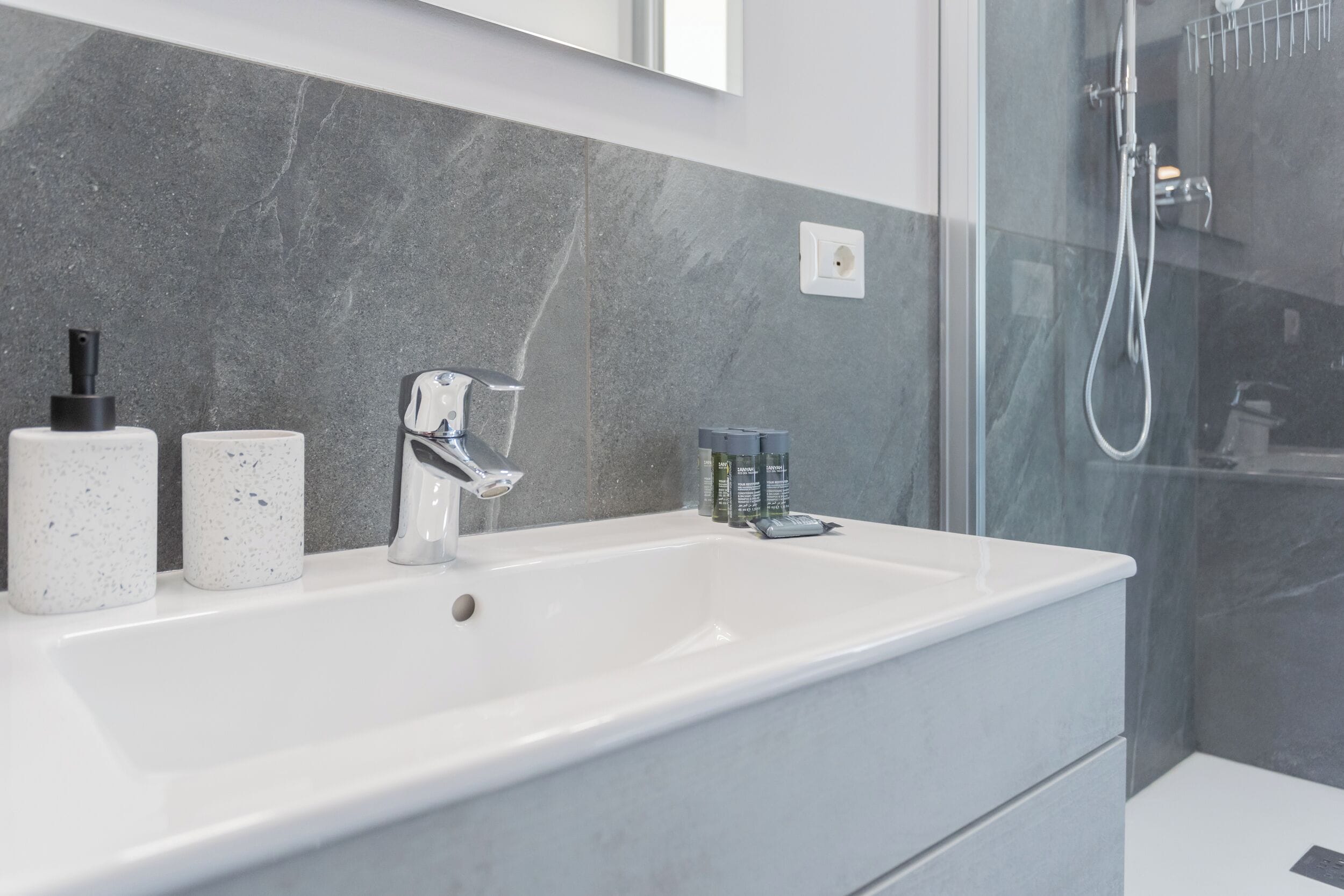 Appartamento (Sant'Agostino with Lake View) | Bagno | Doccia, bidet, asciugamani, sapone