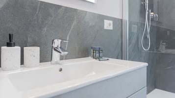 Appartamento (Sant'Agostino with Lake View) | Bagno | Doccia, bidet, asciugamani, sapone