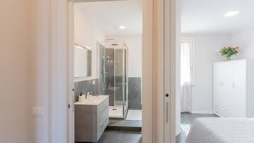 Appartement (Sant'Agostino with Lake View) | Badkamer | Een douche, een bidet, handdoeken, zeep