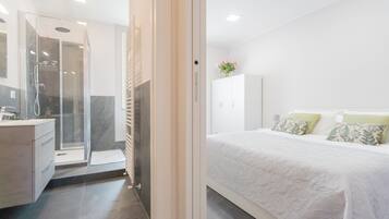 Appartement (Sant'Agostino with Lake View) | 1 slaapkamer, een strijkplank/strijkijzer, beddengoed