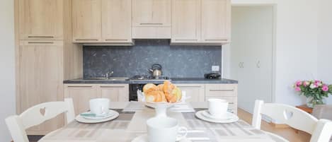 Fridge, oven, espresso maker, electric kettle