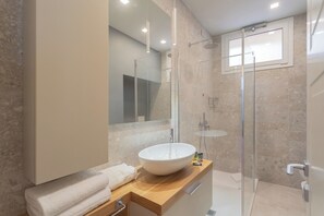 Ducha, bidet, toallas, jabón