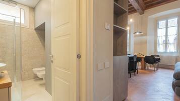 Huoneisto (2 Bedrooms) | Kylpyhuone | Suihku, bidee, pyyhkeet, saippua