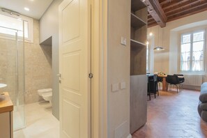 Apartamento (2 Bedrooms) | Banheiro | Chuveiro, bidê, toalhas de banho, sabonete