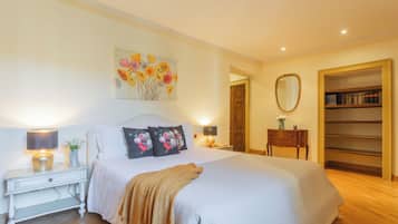 Biệt thự (5 Bedrooms) | 5 phòng ngủ, bàn ủi/dụng cụ ủi quần áo, bộ trải giường
