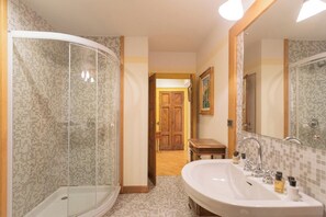 别墅 (5 Bedrooms) | 浴室 | 独立的浴缸和淋浴、坐浴桶、毛巾、肥皂