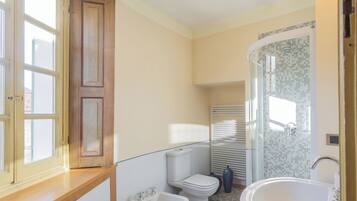 Villa (5 Bedrooms) | Baño | Tina y regadera independientes, bidet, toallas, jabón