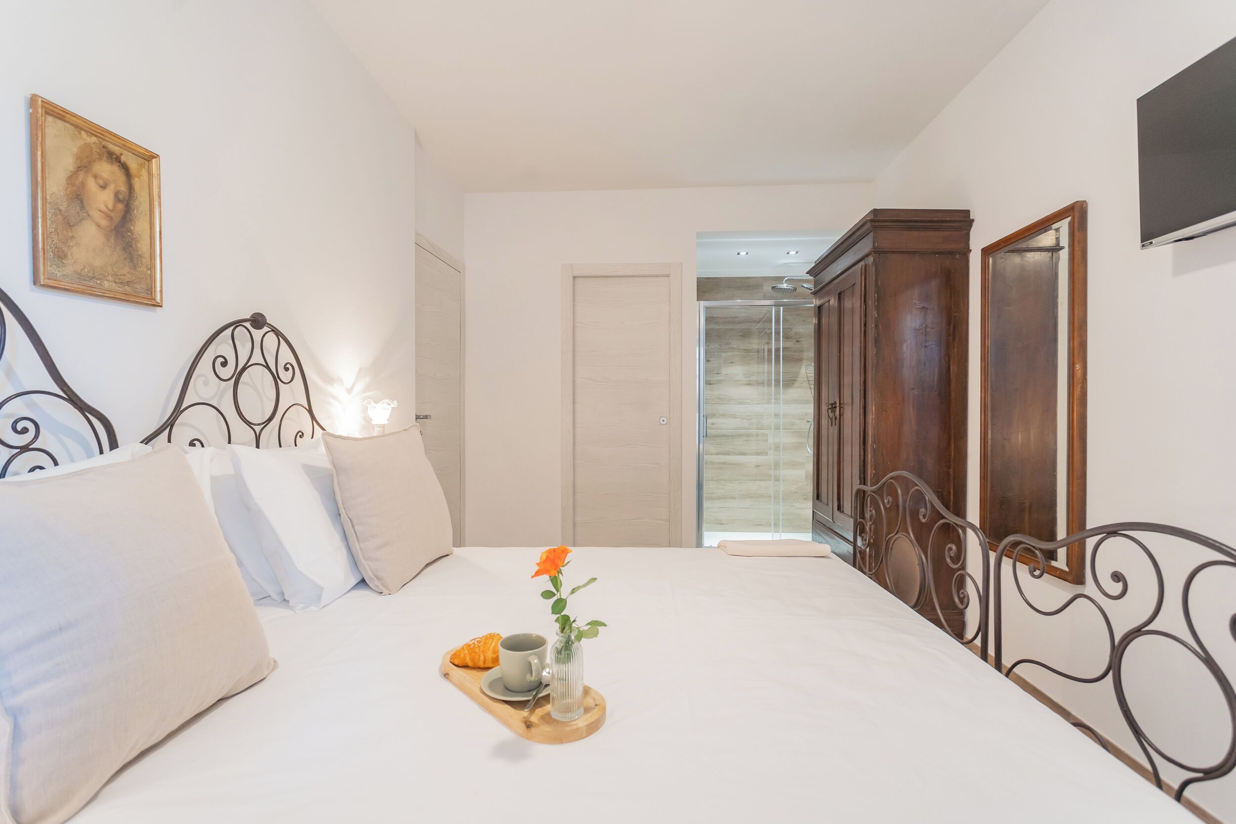 3 bedrooms, laptop workspace, bed sheets