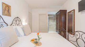 3 bedrooms, laptop workspace, bed sheets