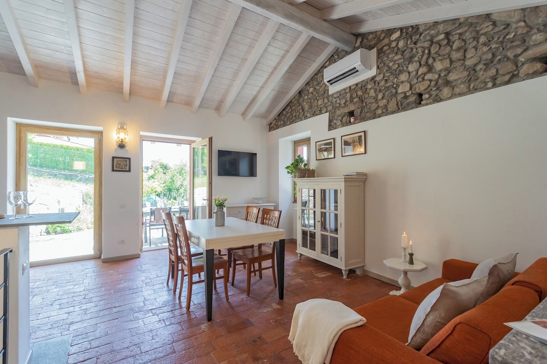 Apartment (3 Bedrooms) | Living area | 32-inch TV with cable channels