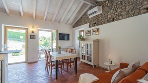 อพาร์ทเมนท์ (3 Bedrooms) | บริเวณนั่งเล่น | ทีวี 32 นิ้ว พร้อมช่องเคเบิล