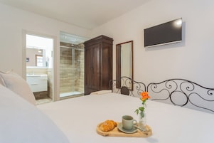 Apartamento (3 Bedrooms) | 3 quartos, espaço de trabalho para notebook, roupa de cama