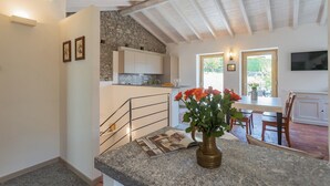 อพาร์ทเมนท์ (3 Bedrooms) | บริเวณนั่งเล่น | ทีวี 32 นิ้ว พร้อมช่องเคเบิล