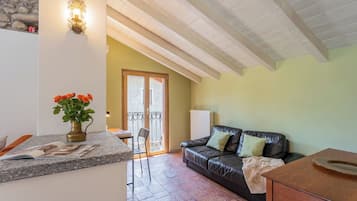 apartman (3 Bedrooms) | Nappalirész | 32 hüvelyk képátmérőjű tévé, amelyen többféle kábelcsatorna nézhető