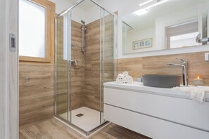 Apartment (3 Bedrooms) | Bathroom | Shower, free toiletries, bidet, towels